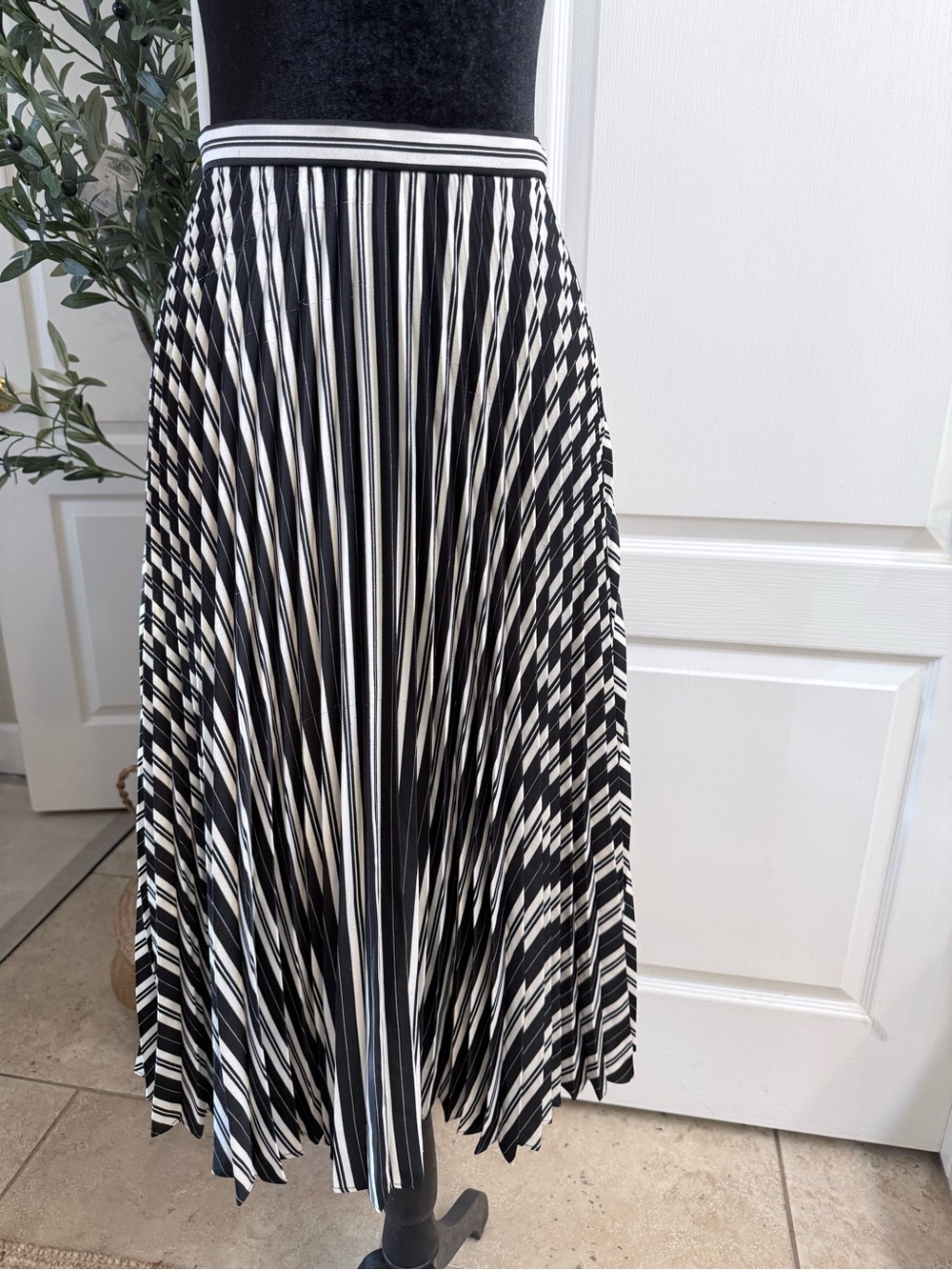 Club Monaco Black and White Striped Pleated Stripped Midi Skirt Size 0